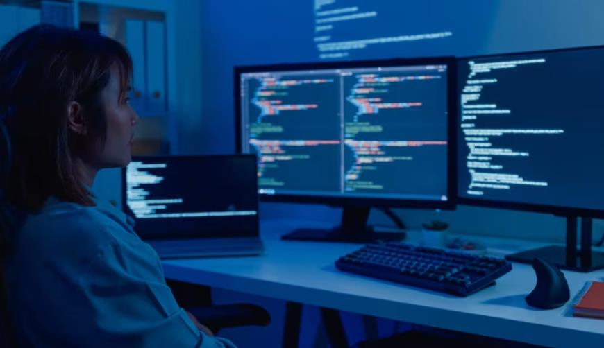 7×24小时技术护航,代码终身维护承诺写入合同